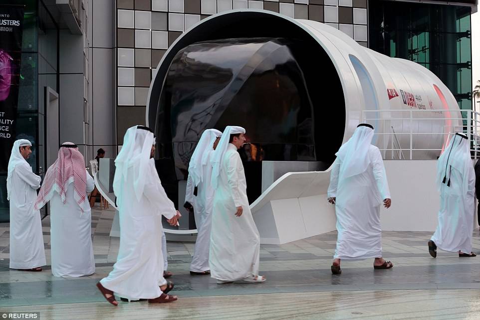 رحلة من أبو ظبي إلى دبي في 12 دقيقة فقط... لمحة حول الفخامة والتطوّر في قطار "هايبرلوب"
